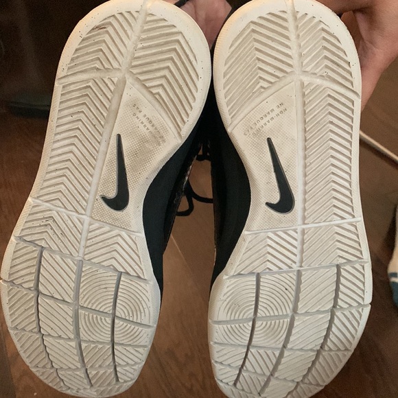 Nike Youth Non Marking Black Basketball Shoes - Picture 5 of 6